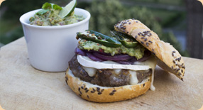Hovězí burger s guacamole a jalapeno