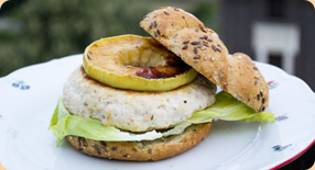 Kuřecí burger s gorgonzolou a grilovaným jablkem