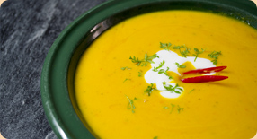 Dýňová polévka s chilli papričkou a koriandrem
