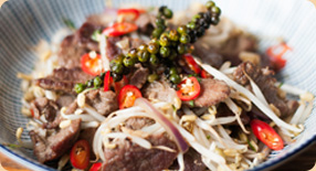 Stir-fry s hovězím masem, mungo klíčky, chilli a čerstvým pepřem