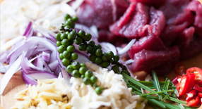 Stir-fry s hovězím masem, mungo klíčky, chilli a čerstvým pepřem