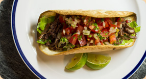 Tacos s trhaným hovězím masem a salsou Pico de gallo