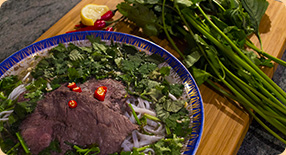 Vietnamská hovězí polévka Pho Bo