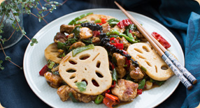 Stir-fry s vepřovým masem, lotosovým kořenem a chilli papričkami